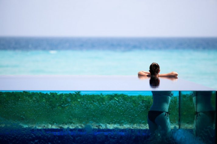 elisa-geniesst-den-pool
