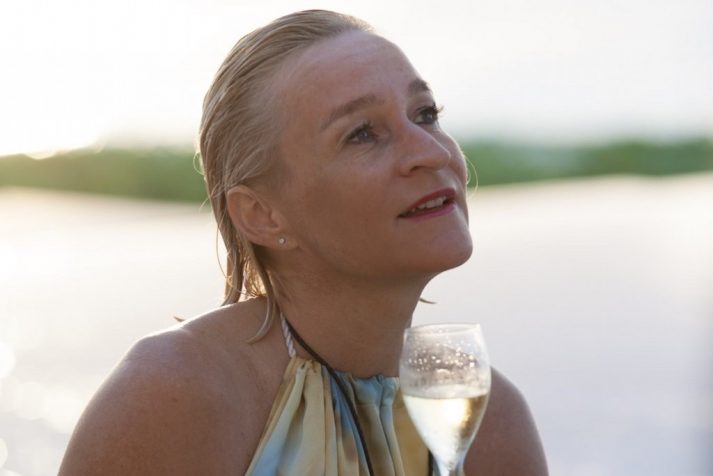 ich-geniesse-das-glas-champagner-beim-sonnenuntergang